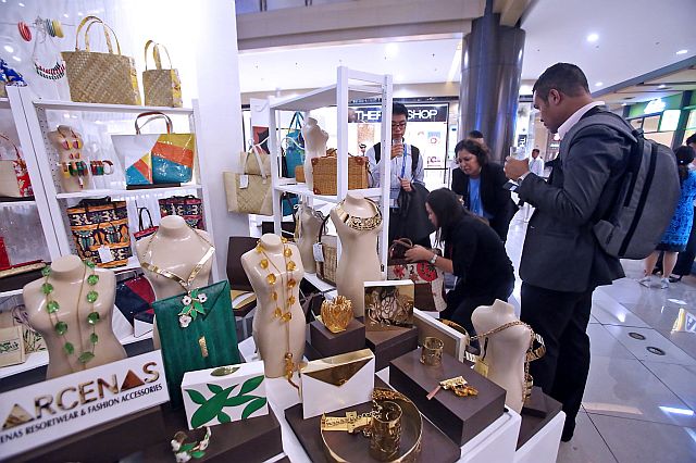 Tourists check out the fashion accessories in the August 2015 Apec exhibit at the SM Cebu Mall. Fashion accessories are among the country’s export products hit by the weak global markets. (CDN FILE PHOTO)