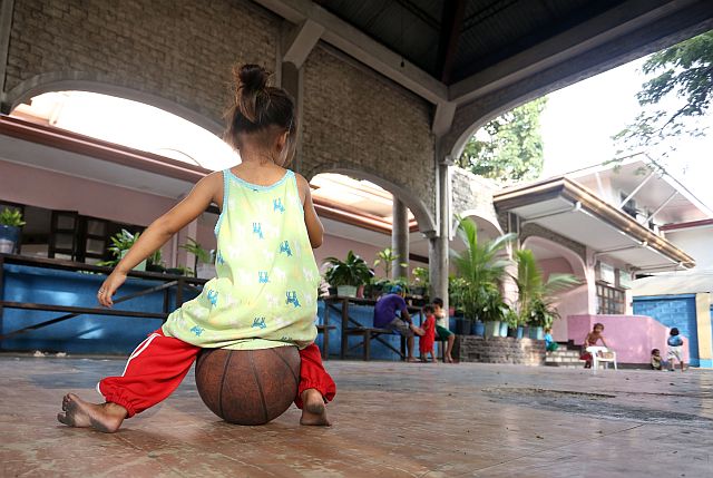 One of the 28 rescued children plays at the Pari-an Drop-in Center, (CDN PHOTO/LITO TECSON)