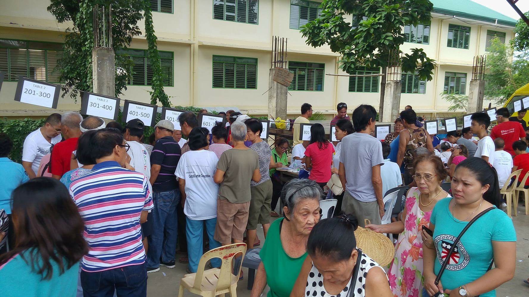 Senior citizens line up to receive their P2K cash aid at Barangay Basak San Nicolas, Cebu City. (CDN PHOTO/NESTLE L. SEMILLA)