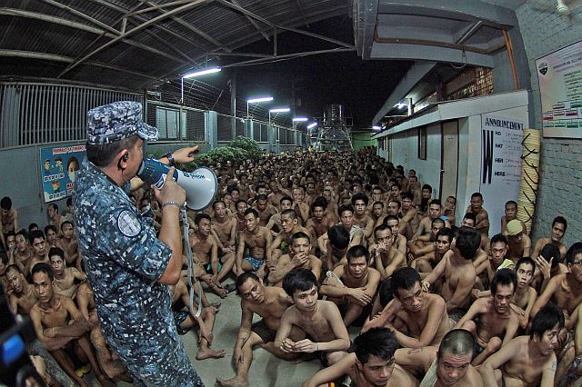 MANDAUE JAIL RAID/AUGUST 20, 2016: Inmates at the Mandaue City Jail were awoken early dawn yesterday for a surprise jail raid. No drugs were found. Instead, two mobile phones and improvised weapons were discovered by 200 operatives who conducted Operation Greyhound. (CDN PHOTO/FERDINAND R. EDRALIN)