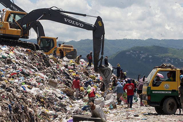 When the Inayawan landfill gates close at 4 p.m., another group of Department of Public Services personnel take over to level piles of wastes dumped by the city’s garbage trucks. (CDN FILE PHOTO)