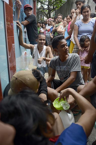 People line up to get “miraculous” water that seeps out of the San Roque chapel’s wall. (CDN PHOTO/CHRISTIAN MANINGO)