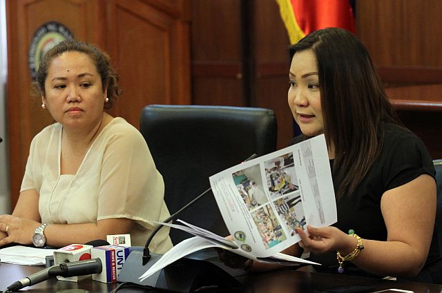 Mandaue City’s chief of staff Elaine Bathan (right) and Cenro head Araceli Barlam look at the pictures as evidences against the two fast food chains that violated the city’s ban on plastic bags. (CDN PHOTO/JUNJIE MENDOZA)