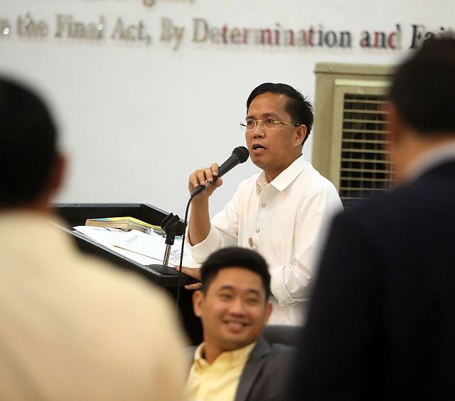 Provincial Budget Officer Danilo Rodas tackles the incentives for Capitol employees during the PB session on Monday. (CDN PHOTO/LITO TECSON)