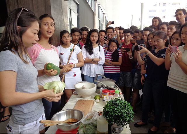 (From left) Chef Chip Lopez and Miss Cebu 2016 Gabriele Raine Baljak captivate the crowd as they prepare a vegan salad. (CDN PHOTO/FRAULINE SINSON)