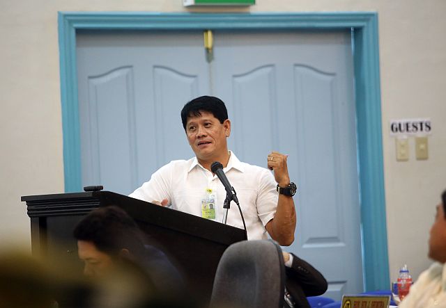 Provincial Jail Warden Romeo Manansala faces the Cebu Provincial Board and answers questions over issues of drugs and negligence inside the detention center. (CDN PHOTO/LITO TECSON)