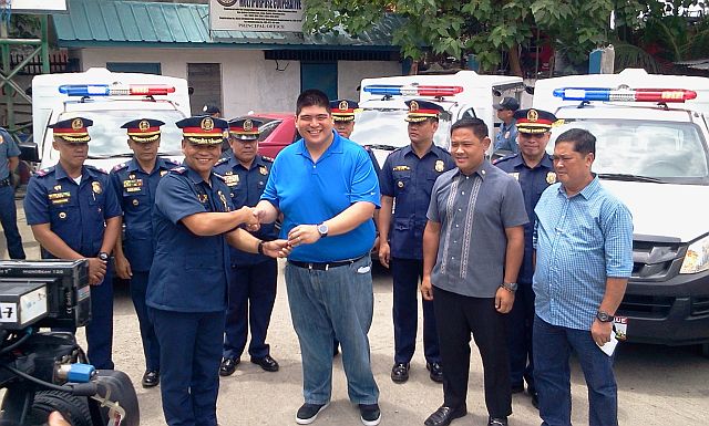 Mayor Gabriel Luis Quisumbing (second from left, front row) turns over the new police vehicles to Mandaue city’s police. (CDNPHOTO/NORMAN V. MENDOZA)