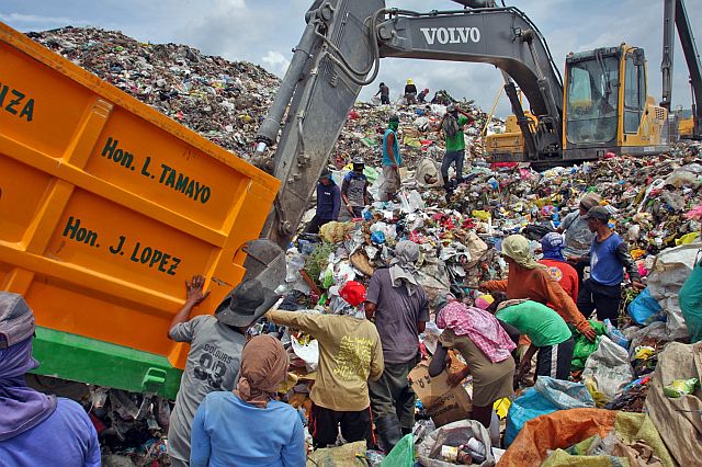 Scavengers search for things that they can use or sell from garbage dumped by a Cebu City garbage truck at the Inayawan landfill. (CDN PHOTO/JUNJIE MENDOZA)