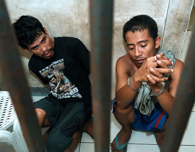  SUSPECTS Glenn Losorata (left) and Jerry Gamboa were arrested by the police for riding a motorcycle without a plate number and for allegedly carrying firearms, shabu and drug paraphernalia. (CDN PHOTO/JUNJIE MENDOZA)
