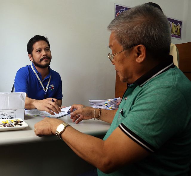 CEBU CITY Councilor Pastor “Jun” Alcover Jr. answers question from  lawyer Fruto G. Teodorico III, Graft Investigation and  Prosecution Officer II of the Visayas Ombudsman, during his filling of graft complaints against Cebu City Mayor Thomas Osmeña on Aug. 24, 2016. (CDN PHOTO/LITO TECSON)