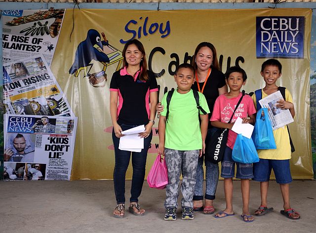 SPORTS WRITING WINNERS.  Langtad Elementary School teacher Judyliza Panilag poses with Mike Lydon Navales (first place winner in sports writing) and his mother (back photo) Ellen Navales, Mark Joseph Aguilar (second place) and Ivan Bonghanoy (third place) during the Siloy Campus Journalism training seminar  held at the City of Naga school on Aug. 26, 2016.