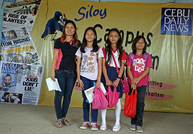 NEWS WRITING WINNERS.  School teacher Judyliza Panilag poses with Cathlyn Rose Laurente (first place) , Christine Kate Corbita (second  place) and Alexis Mae Villarin (third place)  during the Siloy Campus Journalism training seminar at Langtad Elementary School by Cebu Daily News.