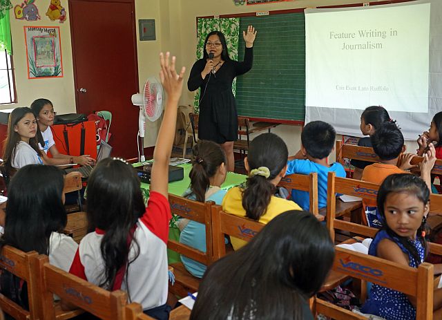 JOURNALIST Cris  Evert Lato Ruffulo, CDN contributor, discusses feature writing during the Siloy Campus Journalism training seminar at the Langtad Elementary School.