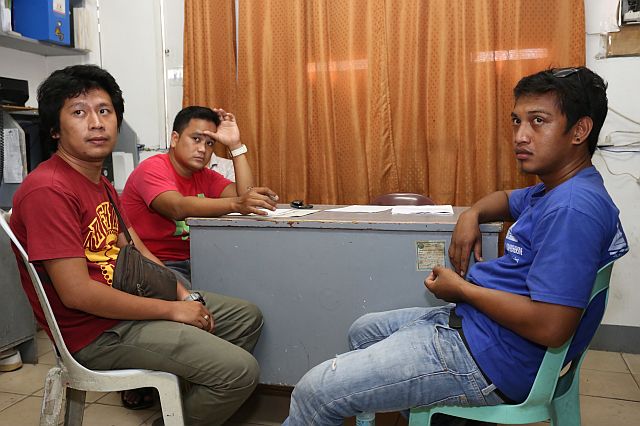 Truck driver Crispen Ricarte (right) and Leonardo Orcullo (left) filed a complaint against PO3 Renato Inot at the Mandaue City Police Office (MCPO) after the policeman and an unidentified companion berated, mauled and then poked their guns at them for allegedly refusing to give way while the cop’s motorcycle was trying to overtake them at the first Mandaue-Mactan Bridge. (CDN PHOTO/JUNJIE MENDOZA)