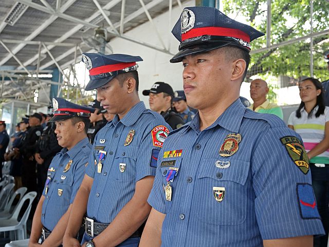 PRO-7 AWARD POLICE WHO SHOT ROBBER/AUG.30,2016: (right to left) PO1 Jilbert  Cabajar the off duty officer who shot and killed a robber in Colon Street along with  PO1 Ronnie Genardino and PO1 Roger Bejer who arrested two men for illegal possession of  shabu,firearms and drug paraphernalia were all commended  by PRO7 Regional Director Chief Supt. Noli Taliño for a job well done. (CDN PHOTO/LITO TECSON)