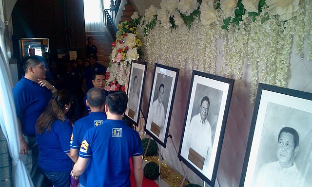 Families and relatives unveil the charcoal portraits of the past six mayors since Mandaue became a city. (CDN PHOTO/NORMAN MENDOZA)
