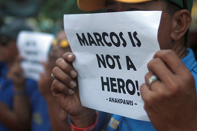 Militants rally against the Marcos burial in Colon Street. (CDN PHOTO/ FERDINAND EDRALIN)