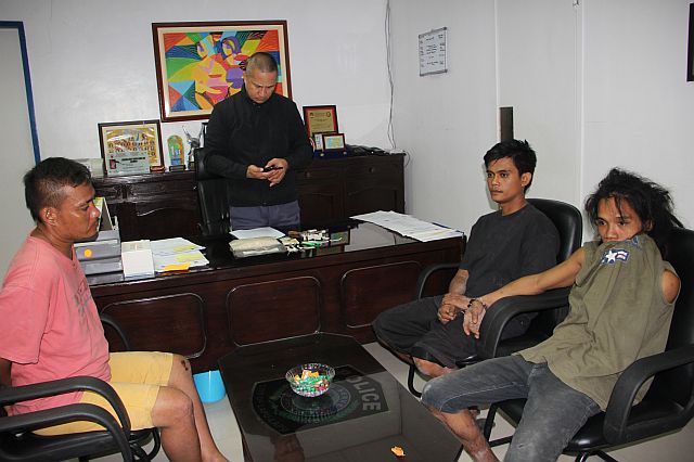 Senior Supt. Rommel Cabagnot, acting director of the Lapu-Lapu City Police Office, presents to the media suspected drug dealers  (from left to right) Johnrey Sinadjan, 35, Ben Mark Valdez, 30, and Marvy Palay, 38, all of Barangay Pusok, who were caught with P11 million worth of shabu. (CDN PHOTO/NORMAN V. MENDOZA)