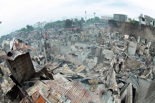 AFTERMATH: A  huge fire that hit Sitio Arca in Barangay Pusok, Lapu-Lapu City on Monday night turns to ashes 130 houses in the area. (CDN PHOTO/FERDINAND R. EDRALIN)