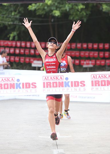 Tara Borlain celebrates as she nears the finish line at the Shangri-La’s Mactan Resort and Spa in Lapu-Lapu City. (CDNPHOTO/LITO M. TECSON)