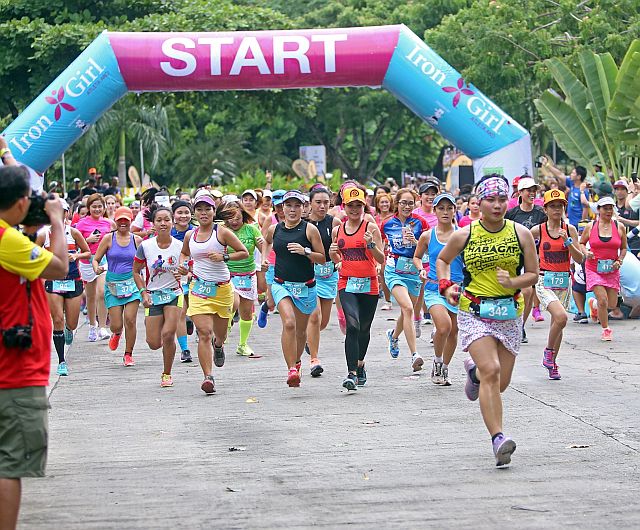 GIRL POWER. More than 500 girls leave the starting line during the inaugural staging of IronGirls, a side event of tomorrow’s Cobra IronMan 70.3 Asia Pacific Championships (CDN PHOTO/LITO TECSON).