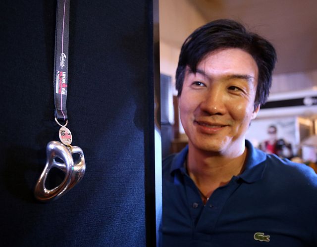 Multi-awarded designer Kenneth Cobonpue unveils this year’s Cobra Ironman 70.3 Asia Pacific Championship medal at the Shangri-la’s Mactan Resort and Spa (CDN PHOTO/LITO TECSON).