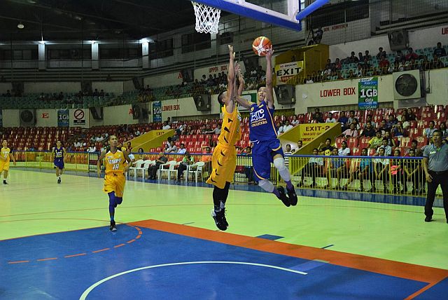 UC’s JR Puerto lays it up over a USPF defender in yesterday’s game at the Cebu Coliseum. (CONTRIBUTED)