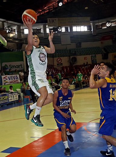 Sheldon Gahi of UV breaks away from the UC defense in yesterday’s Cesafi men’s basketball tournament at the Cebu Coliseum.  (CDN PHOTO/LITO TECSON)