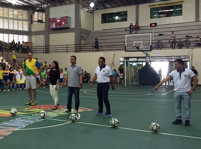 PSC commissioner Ramon Fernandez (leftmost) is joined by Cebu Provincial Sports Commission officials during last Saturday’s opening ceremony of the futsal tournament held at the Enan Chiong Sports Complex in the City of Naga. (CONTRIBUTED PHOTO.)