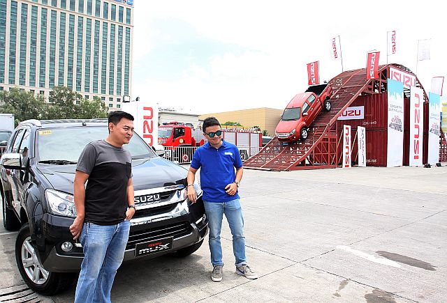 IZUSU 4X4 ACTION/AUG. 12, 2016: Brian Ochoa (right) Cebu Daily News Motoring page editor and sports copy editor with Lord Sino, Motoring editor of The Freeman Daily is pictured before boarding the mu-X 3.0 VGS turbo during the Izusu 4x4 Action Playground held in SM Cebu parking area that starts last friday Aug. 12, 2016.(CDN PHOTO/JUNJIE MENDOZA)
