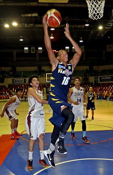 Gilbert Sastrillas of USPF lays it up in a Cesafi game against SWU at the Cebu Coliseum last night. (CDN PHOTO/LITO TECSON)