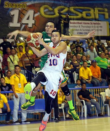 Jasper Parker plays for the Southwestern University in this 2014 photo of a Cesafi game.  (CDN FILE PHOTO)
