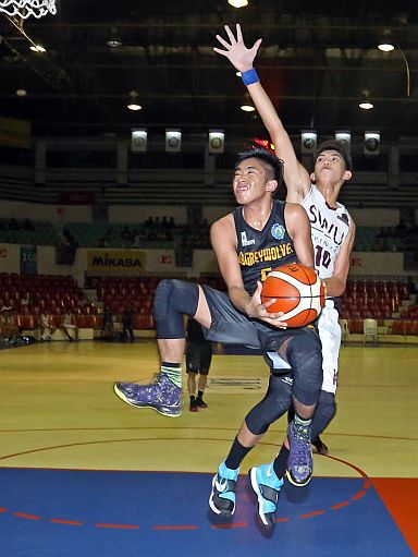 John Benedick Damolo of Don Bosco evades the defense of SWU’s Matthew Earl Flores in their Cesafi juniors game at the Cebu Coliseum. (CDN PHOTO/LITO TECSON)