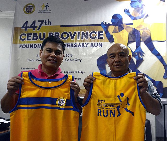Lawyer Ramil Abing (left) and Brando Velasquez show the singlet for this Sunday’s 447th Cebu Province Founding Anniversary Run. (CDN PHOTO/CHRISTIAN MANINGO)