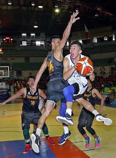 Jed Cedrick Colonia of Sacred Heart School-Ateneo de Cebu attacks the basket against Al Mendez of Don Bosco in yesterday’s action of the 16th Cesafi juniors basketball tournament at the Cebu Coliseum. (CDN PHOTO/LITO TECSON)