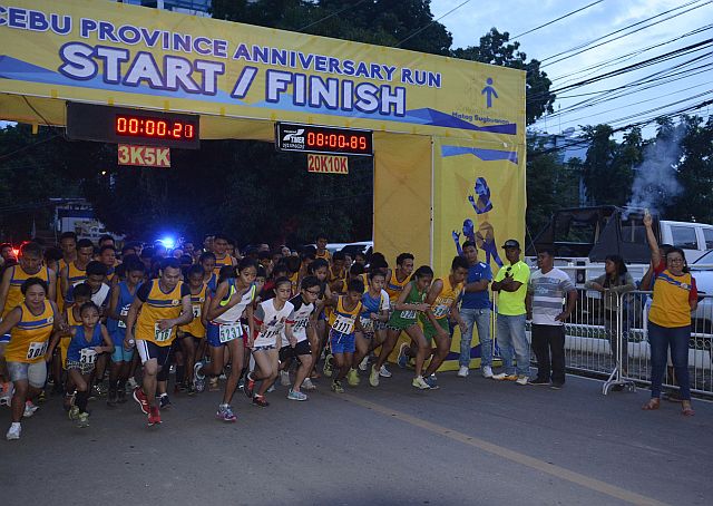 Vice Governor Agnes Magpale (right most) fires the starting gun to kick off the 3K and 5K races of the Cebu Province Anniversary Run at the Cebu Provincial Capitol grounds. (CDN PHOTO/CHRISTIAN MANINGO)