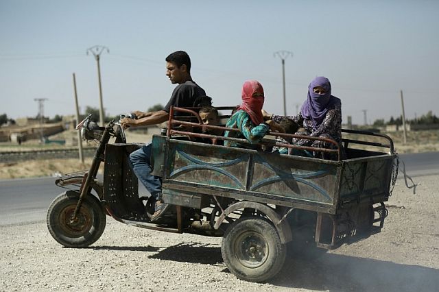 Syrian Kurdish civilians flee reported shelling in the northeastern governorate of Hasakah (AFP PHOTO).