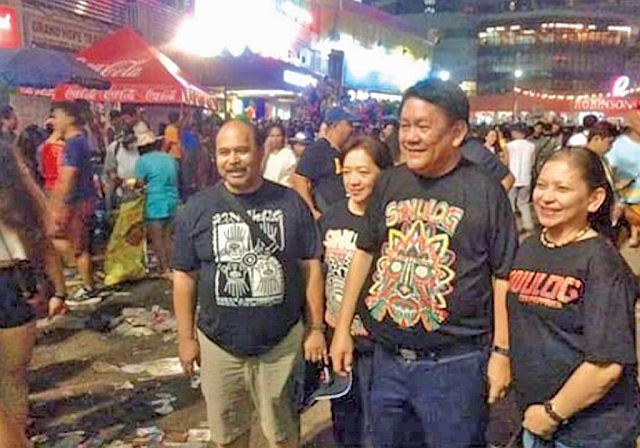 LOOK. This photo taken last January 16  is posted on the official Facebook page of Cebu City Mayor Tomas Osmeña, then a mayoral candidate, which showed him with some Sinulog revelers. He wrote about having to walk for over two hours to cross Fuente Osmeña but was  happy that people still recognized him.  (TOMMY OSMEñA FACEBOOK PAGE)