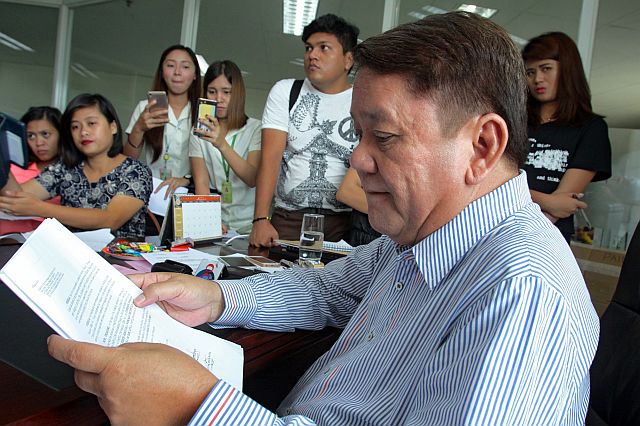 Cebu City Mayor Tomas Osmeña reads the National Police Commission’s memorandum removing his supervisory power over the Cebu City Police Office during a press briefing at his office at City Hall. (CDN PHOTO/JUNJIE MENDOZA)