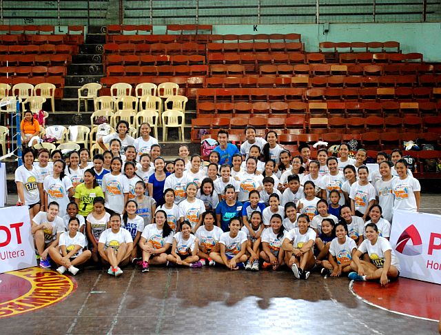 Alyssa Valdez (seated, 4th from right) poses with young volleyball players after the PLDT Home Ultera-Alyssa Valdez Skills Camp yesterday at the Southwestern University  Coliseum. (CDN PHOTO/ JOHN CARLO VILLARUEL)