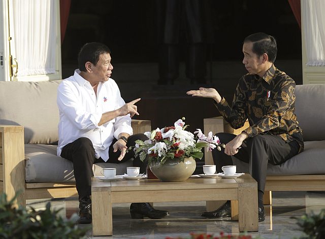 Philippine President Rodrigo Duterte talks with his Indonesian counterpart Joko Widodo during their meeting at Merdeka Palace in Jakarta, Indonesia on Sept. 9, 2016.  /AP 