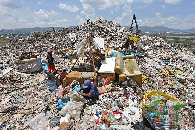 The 15-hectare landfill in Barangay Inayawan, Cebu City, is now being subjected to several remedial measures by the city to help minimize the stench that has been the basis of complaints from various sectors that are  calling for its immediate closure.  (CDN PHOTO/JUNJIE MENDOZA)