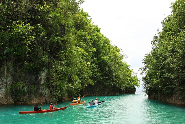 ALOGUINSAN ADVENTURE: Local tourists explore the Bojo River in Aloguinsan town in  southwest  Cebu. The local government developed the area as a tourist destination (CDN PHOTO/TONEE DESPOJO).