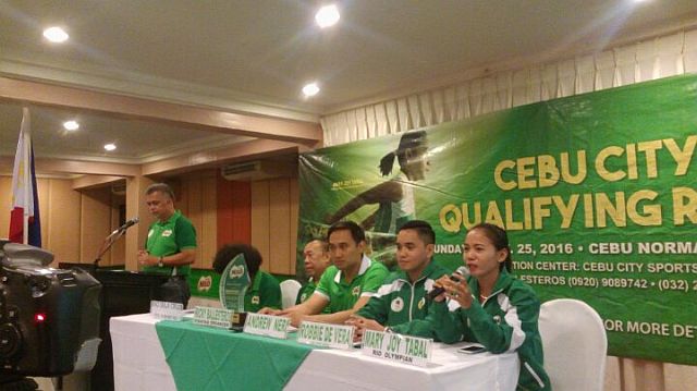 Mary Joy Tabal (rightmost) renders a speech along with the organizers of the 40th National Milo Marathon (CDN PHOTO/GLENDALE ROSAL)