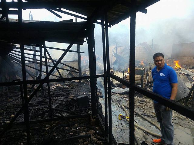 A fire investigator at the fire scene in Barangay San Roque, Talisay City on Thursday afternoon. (CDN PHOTO/JUNJIE MENDOZA)