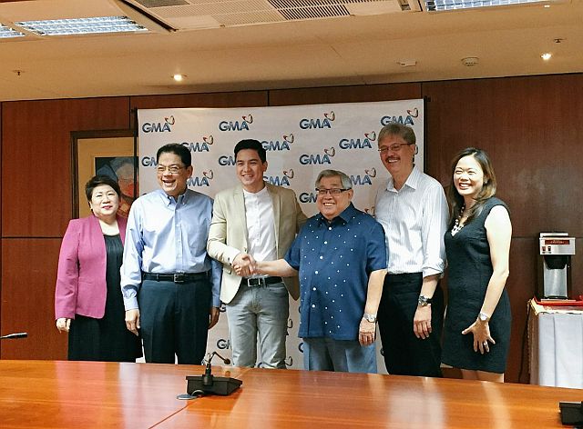 Alden Richards (third from left) with GMA SVP for Entertainment TV Lilybeth G. Rasonable; President and COO Gilberto R. Duavit; GMA Chairman and CEO Atty. Felipe L. Gozon; Executive Vice President  and CFO Felipe S. Yalong; and SAVP for Alternative Productions Gigi S. Lara during yesterday’s contract signing.