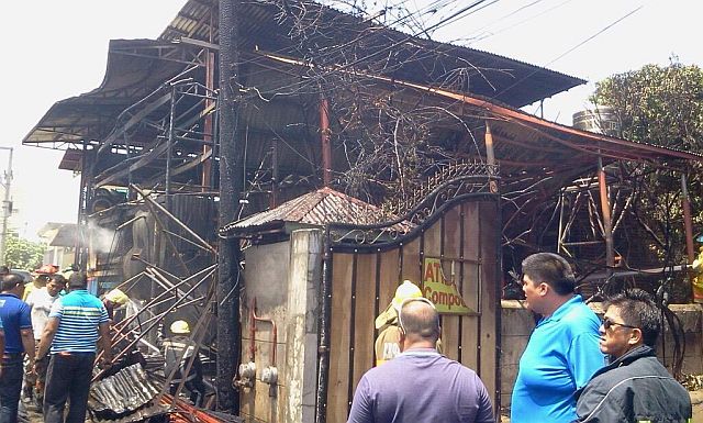 Mandaue City Mayor Luigi Quisumbing checked the fire site in Barangay Subangdaku, Mandaue City. (CDN PHOTO/ NORMAN MENDOZA)