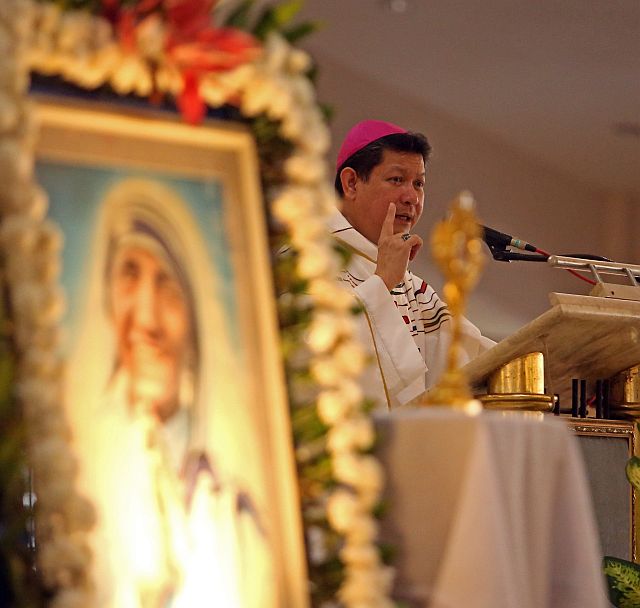 Cebu Auxiliary Bishop Dennis Villarojo celebrates yesterday’s Thanksgiving Mass for the canonization of St. Teresa of Kolkata at the St. Joseph the Patriarch Parish in Barangay Mabolo, Cebu City (CDN PHOTO/LITO TECSON)