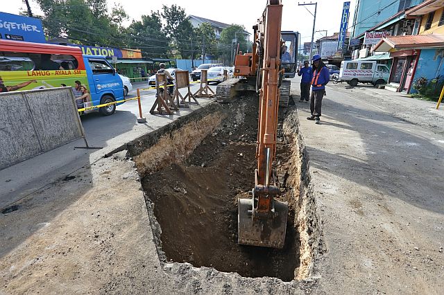 A lane in the 3-way lane heading to Cebu IT Park from SM City Cebu is closed as construction works on the drainage project starts along the Pope John Paul II Ave. in Barangay Mabolo, Cebu City. (CDN PHOTO/JUNJIE MENDOZA)