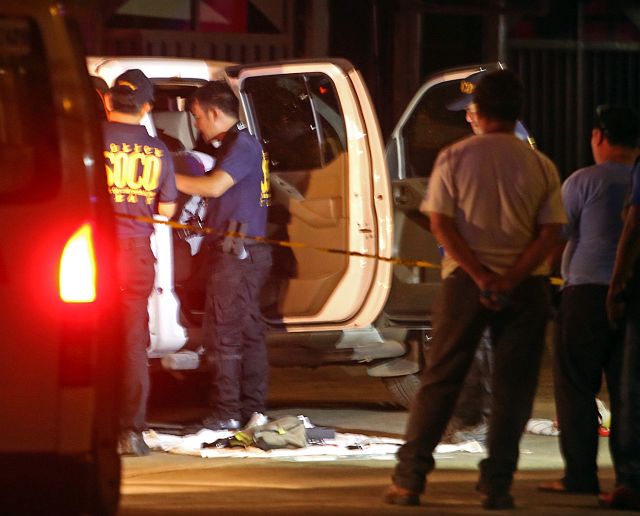 A suspected drug dealer was shot dead by police operatives during a buy bust operation conducted in Prince Court Hotel Mabolo, Cebu City Monday night when he allegedly tried to shoot it out with policemen.  (CDN PHOTO/LITO TECSON)